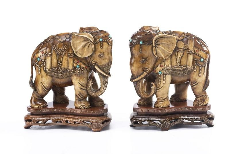 Paire d'éléphants en ivoire sculpté