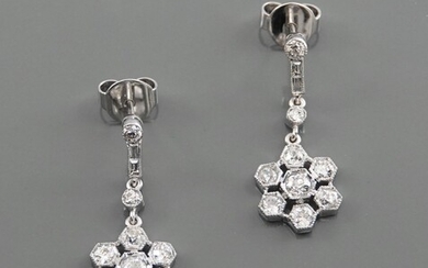 Pendants d'oreilles en or gris, 750 MM, ornés de diamants taille baguette au dessus d'une...