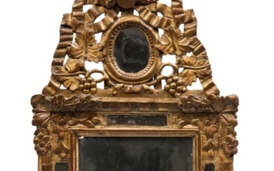 Petit miroir à parecloses en bois sculpté et doré, le fronton orné d'un médaillon encadré...