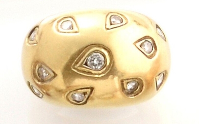 RING in yellow gold 750 thousandth ball decorated with eleven brilliant-cut diamonds in a drop pattern. TDD: 49 Gross weight: 15.9 gr. A yellow gold ring with diamonds