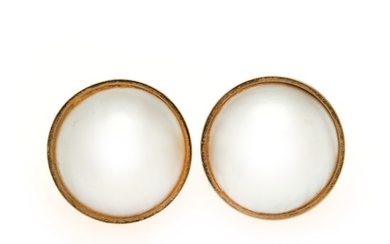 Reeslev: A pair of mabé ear clips each set with a cultured mabé pearl, mounted in 14k gold. Diam. 2 cm. (2)