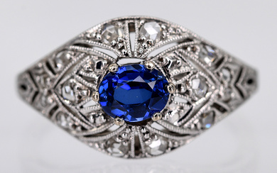 Ring mit Saphir ca. 0,45 ct und 14 kleinen Diamantrosen, zusammen ca. 0,06 ct, Art Deco.
