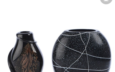 Robert PIERINI (France, né en 1950) Vase en verre noir de forme arrondie, à décor...