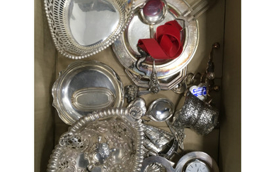 Scatola contenente numerosi toys e bomboniere in argento e metallo argentato (g lordi 550) (difetti)
