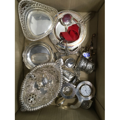 Scatola contenente numerosi toys e bomboniere in argento e metallo argentato (g lordi 550) (difetti)