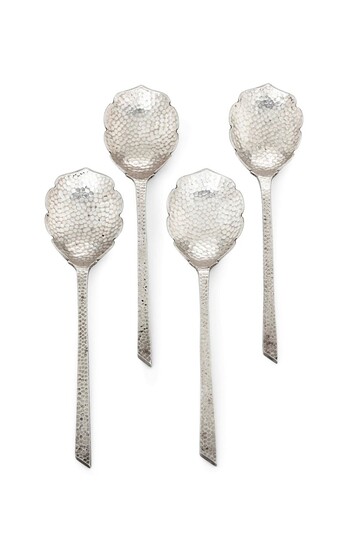 Set di quattro cucchiai in argento martellato. Germania XIX-XX secolo
