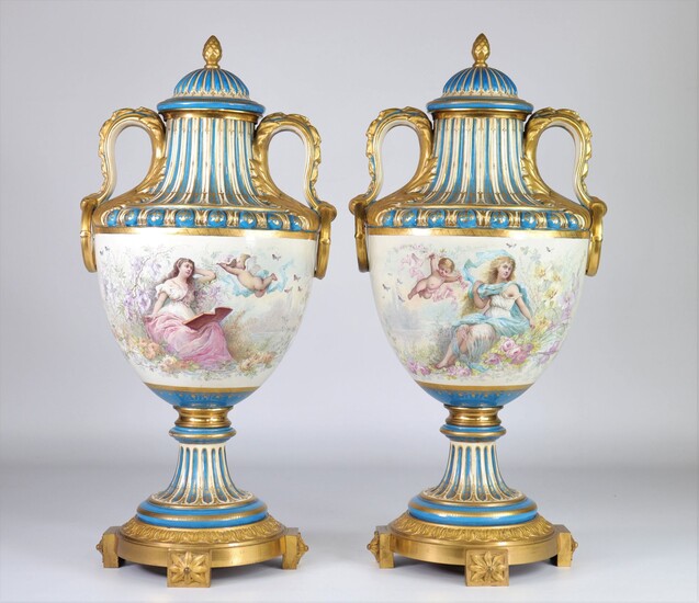 Sèvres paire de vases monumentaux montés sur bronze doré, peint de scènes romantiques, le revers...