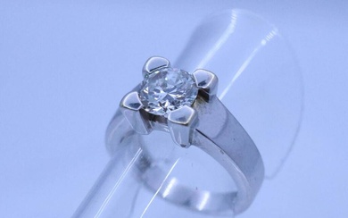 Solitaire en or gris 750 °/°° (18k) et son diamant demi-taille d'environ 1,35 carats. Qualité...