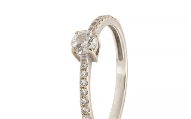 Solitaire ring in white gold and diamonds.