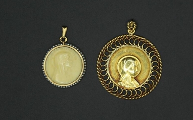 Suite de deux médailles à l'effigie de la Vierge : l'une en or jaune pourtour ajouré gravée au dos, et une autre en os entouré monture or et perles, gravée au dos. Poids brut : 11 g