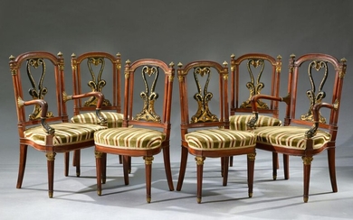 Suite de quatre chaises et une paire de fauteuils en acajou et placage d'acajou. Les dossiers ajourés, laqués et dorés