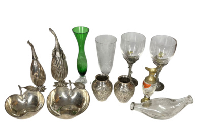 老式玻璃和金属器皿十二件一组 TWELVE PIECES OF GLASSWARE AND METALWARE
