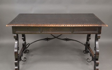 Table rectangulaire formant bureau, en bois noirci ouvrant à six tiroirs sur piètement à entretoise...