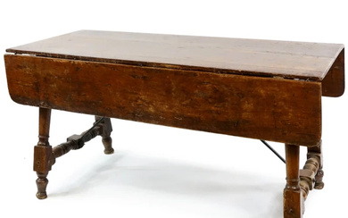 Tavolo a bandelle costruito con elementi antichi, quattro gambe tornite e traverse a rocchetti, misure del tavolo chiuso cm 79x72x157, (difetti)