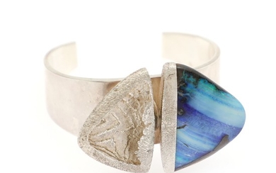 Thor Selzer: An opal bangle set with a polished opal, mounted in sterling silver. App. 5×5.7 cm.