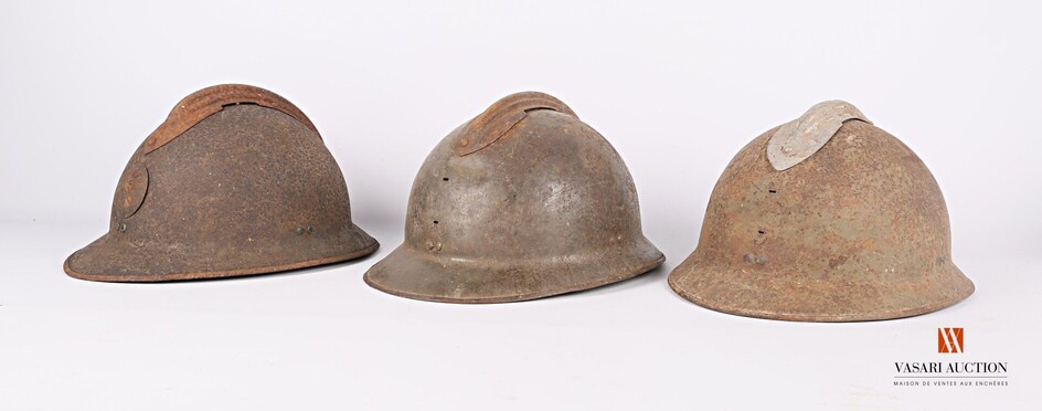 Trois coques de casque Adrian modèle 1926,... - Lot 364 - Vasari Auction