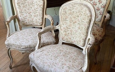 Trois fauteuils à dossier cabriolet en bois naturel, pieds cambrés Style Louis XV