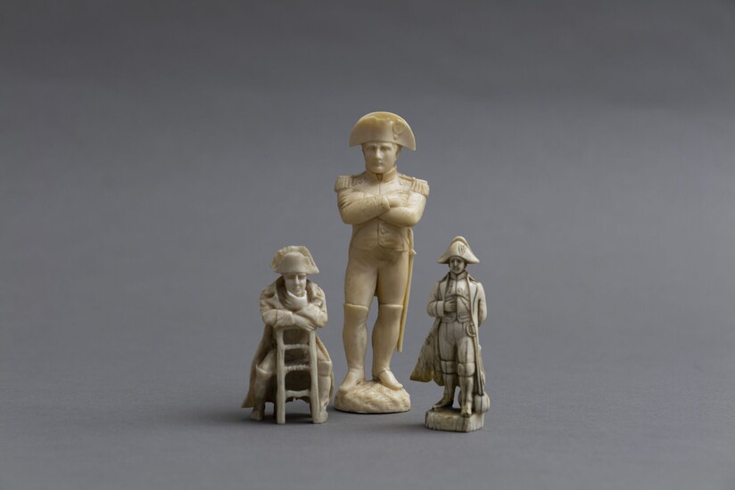 Trois statuettes représentant Napoléon dans... - Lot 164 - Lynda Trouvé
