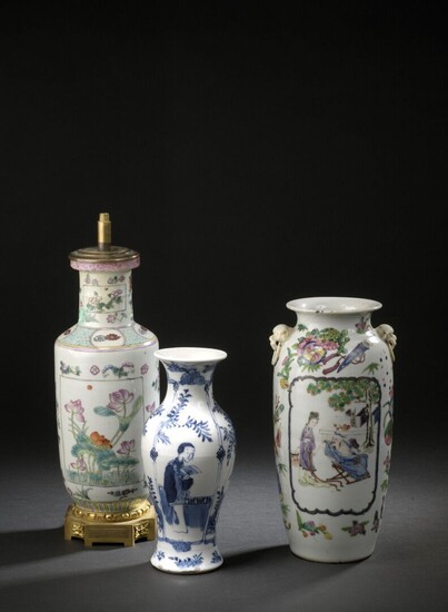 Trois vases en porcelaine polychrome et bleu... - Lot 64 - Daguerre