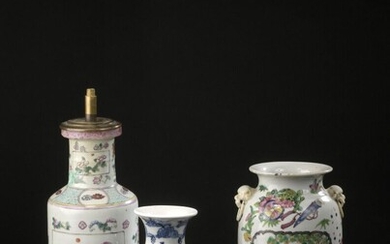 Trois vases en porcelaine polychrome et bleu blanc Chine, fin du XIXe et XXe siècle...