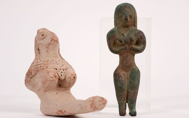 Twee antieke votiefsculptuurtjes, één in klein en één in brons, met de voorstelling van een...
