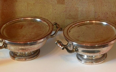 Deux chauffe-plats en cuivre argenté, ornés de godrons et perles.