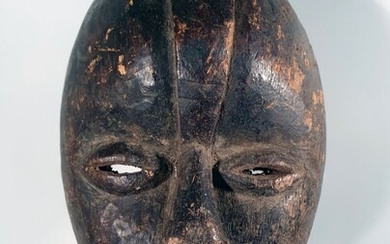 Un très beau masque d'Afrique occidentale. Patine noire et profonde. Probablement du Nigéria. H. approx....