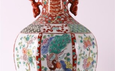 Un vase octogonal à anses en porcelaine, Chine, d'après un exemple Kangxi, 21e siècle. Décor...