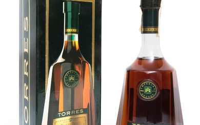 Una botella de Miguel Torres, Brandy Imperial Hors d´Age