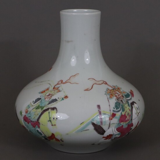 Vase en porcelaine Famille rose - Chine 20e s., en forme de bouteille pressée, peinte...