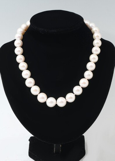 WHITE SOUTH SEA PEARL NECKLACE WITH 18K CLASP
