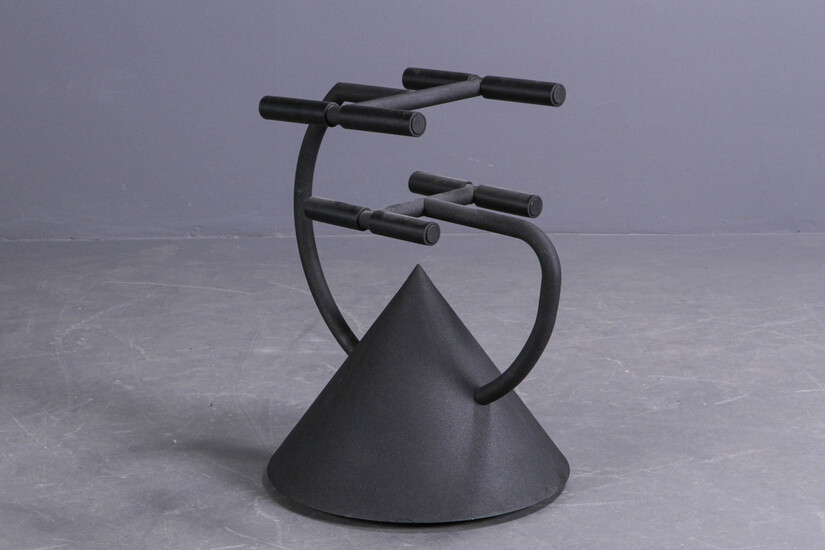 Zeus. TV-stander / skulptur, sort stål. Skulpturelt TV-bord,...
