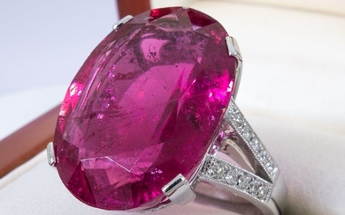 14 kt. Gold - 23.43ct - Diamond & intense pink tourmaline ring