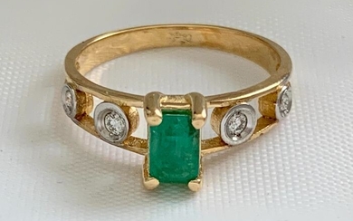 14 kt. Yellow gold - Ring - 0.62 ct Emerald - Diamonds