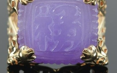 14K yellow gold purple jadeite ring. Stone with carved