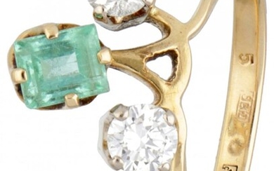 18 kt. Geelgouden ring bezet met ca. 0.53 ct. diamant en ca. 0.48 ct. natuurlijke smaragd.