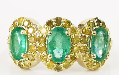 1.82 ct green emerald & 0.86 ct fancy vivid yellow diamonds designer ring - 14 kt. Yellow gold - Ring Emerald - Diamonds