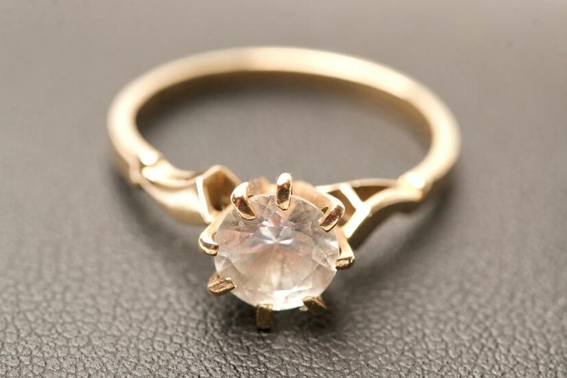 18K Yellow Gold Ring with White Stone