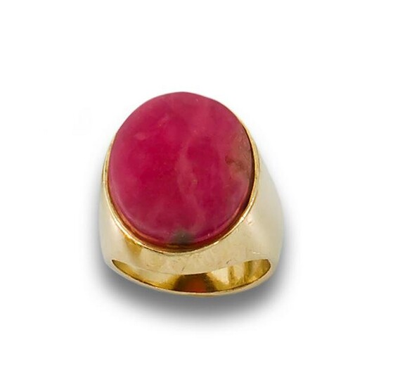 18kt yellow gold signet ring with pink agate centre.