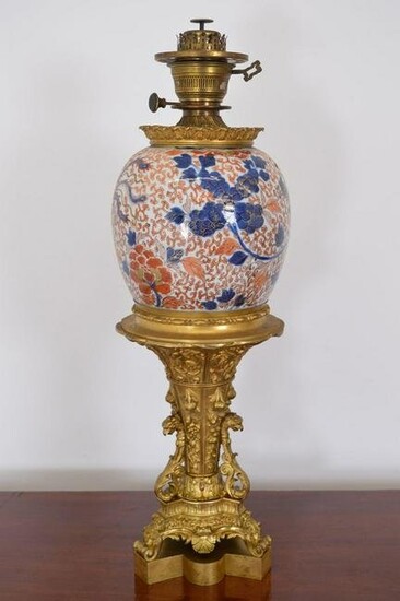 19TH-CENTURY ORMOLU MOUNTED IMARI TABLE OIL LAMP