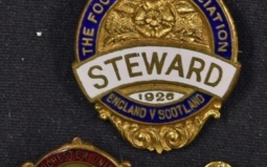 1926 ENGLAND V SCOTLAND STEWARD ENAMEL BADGE WITH PIN TO REVERSE WHITE AND BLUE ENAMEL TO OBVERSE IN GOOD CONDITION TOGETHER WITH 1960S MANCHESTER UNITED