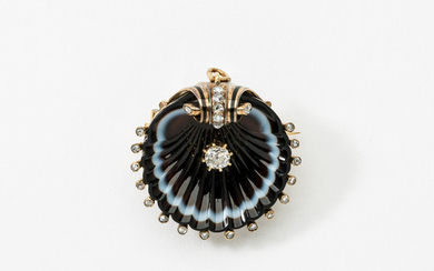 An 18 carat gold, agate and diamond brooch/pendant