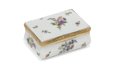 A MEISSEN PORCELAIN GOLD-MOUNTED SNUFFBOX, CIRCA 1765, THE MOUNTS CONTEMPORARY, IRON-RED SCRIPT MARKS 2774.5 TO THE UNDERSIDE