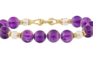 Gilbert Albert, bracelet or 750 un rang de billes améthystes alterné de perles blanches de cultures et d'éléments or 750 froissé