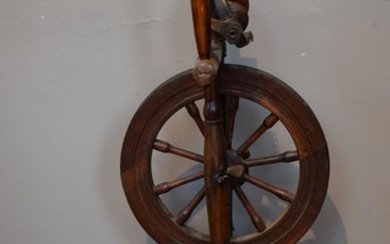 A 19TH CENTURY ANTIQUE TURNED TIMBER SPINNING WHEEL, 84CM HIGH