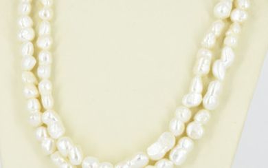 A BAROQUE FRESHWATER PEARL NECKLACE