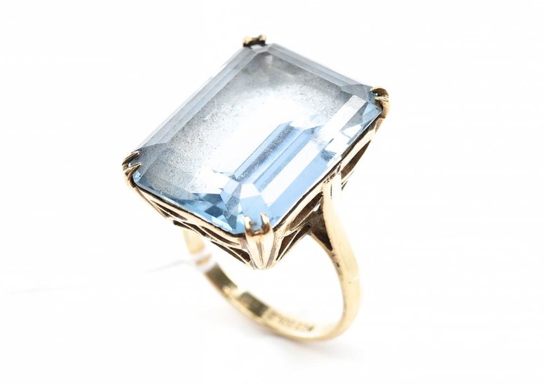A BLUE STONE COCKTAIL RING IN 9CT GOLD, SIZE N
