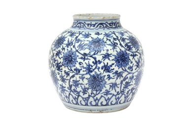 A CHINESE BLUE AND WHITE 'LOTUS' JAR 十九至二十世紀 青花纏枝蓮紋罐