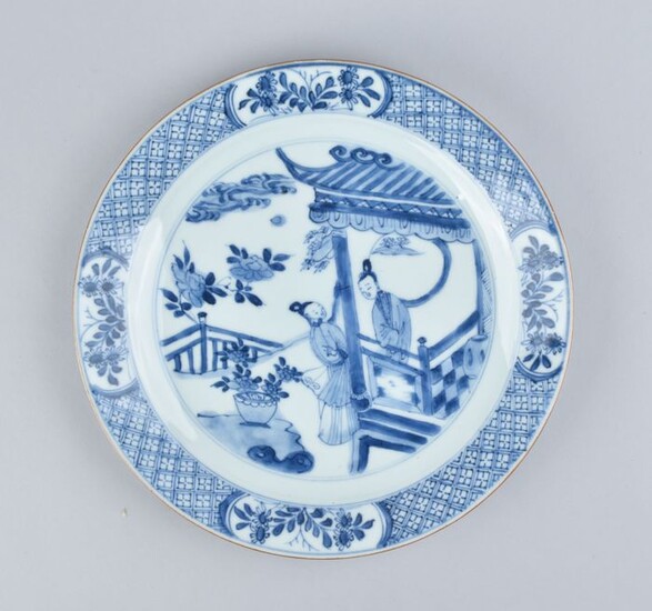 A CHINESE BLUE AND WHITE PLATE DECORATED WITH LADIES - Porcelain - China - Kangxi (1662-1722)