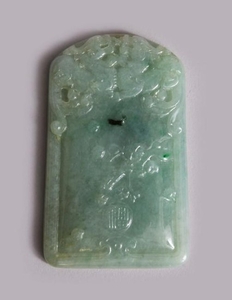 A CHINESE CARVED JADEITE TABLET / PENDANT, depicting